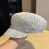 Gorra Plana de Estilo Británico Retro con Visera de Pato para Mujer, Gorra de Periodista Versátil para el Día a Día, Moda Otoño e Invierno 2025 Estilo Old Money