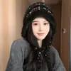 Gorro de punto con borla esponjosa de colores del arcoíris, dulce y lindo, nuevo estilo otoño e invierno para mujer, a prueba de viento, protege los oídos y adelgaza el rostro