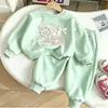 Conjunto de Roupa Infantil 2026 Novo Estilo Moletom com Laço e Calça Jogger para Meninas Jovens, Roupa Infantil Versátil e Estilosa de Duas Peças