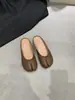 Zapatos de pezuña de cerdo con punta dividida 2023 verano nuevo boca poco profunda punta plana zapatillas de media cubierta suela blanda slip-on zapatos mueller