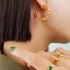 Estilo Ins europeo y americano hebilla de personalidad compacta pendientes en forma de C nicho hip-hop acero de titanio chapado en oro real de 18k joyería para el oído F549