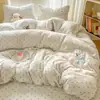 Conjunto de quatro peças Patchwork Bordado de Pelo de Coelho Veludo Leite, Capa de Edredom de Inverno Espessa e Quente, Conjunto de Lençóis para Dormitório Estudantil (três peças)