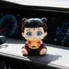 A Criança Má do Mar Figura que Acena Desenho Animado Anime Figura Periférica Decoração de Gato da Sorte Montado no Carro Gato da Sorte Movido a Energia Solar