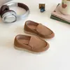 Zapatos Casuales de Cuero para Niños 2025 Verano Nuevo Estilo Zapatillas Retro Simples Versátiles para Niños Zapatos de Cuero con Cuña Suela Gruesa para Niñas