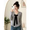 Cárdigan de punto versátil para mujer de otoño e invierno con cuello en V, mangas largas y un dobladillo con volantes y detalle de lazo, diseñado para crear un look juvenil.