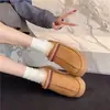 2026~Botas de Neve de Inverno Sola Grossa Aveludadas Acolchoadas Quentes Sapatos de Algodão Bico Fechado Meio Chinelo Sapatos Peludos Chinelos Externos Femininos