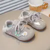 Sapatos Casuais Doces Infantis 2026 Primavera Novo Estilo com Decoração Floral para Meninas Pequenas, Tênis Confortáveis com Solado Macio