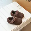 Zapatos peludos para niñas para usar en exteriores, Zapatos tipo gorro con velcro de estilo extranjero, Nuevos zapatos de algodón de lana de cordero de suela blanda para Otoño e Invierno 2025