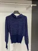Camada base elegante estilo francês com gola alta e retalhos 2026 outono e inverno novo produto gola redonda pequena suéter listrado bicolor de manga longa