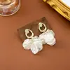 Brincos Redondos Vazados em Forma de Pétala de Acrílico Estilo Francês, Brincos Minimalistas Únicos de Nicho, Brincos de Luxo Leve de Alta Qualidade para Mulheres