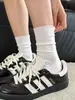 Los calcetines favoritos del otoño - combinados con calcetines de algodón de fibra larga ligeros de 40 hilos hasta la mitad de la pantorrilla en estilo retro gris de Birkenstock para el postparto