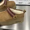Chinelos de algodão com sola grossa femininos para outono e inverno de 2026, estilo novo, couro e pele integrados, para usar ao ar livre, com aumento de altura, bico fechado, pantufa meia de fleece grossa