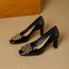 Sapatos de salto alto com um toque sofisticado, novos modelos de estilo francês para primavera e outono, com fivelas metálicas de strass, bico quadrado, couro envernizado, corte baixo, salto grosso, sapatos femininos