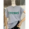 Camiseta de Verano Nueva para Mujer con Estampado de Letras, Borde Enrollado, Hombros Descubiertos, Mangas Volantes, Holgada, Casual, Versátil, Top de Longitud Media