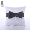 Suministros para bodas estilo occidental lazo blanco y negro cojín para anillos de novia anillo cojín pequeño fabricantes de suministros para bodas venta al por mayor personalizada