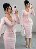 Moda cruzada europea y americana para mujer 2026 nuevo traje de cuadros rosa y blanco estilo Chanel, vestido de tweed texturizado con cuello en V para mujer