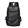 2026 Mochila Pequeña Negra Simple Nueva para Hombres y Mujeres Moda Casual Viaje Ligera Impermeable PU Mochila para el Trabajo