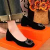 Sapatos femininos estilo francês com bico quadrado e salto grosso, camurça preta com strass, boca rasa, adequados para o trajeto e para o trabalho, sola macia, sapatos de mãe confortáveis