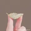 Broche de plumas de diamantes de alta calidad, elegante y con un diseño de nicho, ideal para ramillete de traje, alfiler ligero de lujo, aguja para collar, accesorio ligero y antideslizamiento.