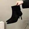 Botas de Cano Curto Apontadas com Salto Fino, Estilo Europeu e Americano, Novidade Outono/Inverno 2026 para Mulheres, Botas de Salto Alto em Camurça com Zíper nas Costas, Tamanhos Grandes para Mulheres