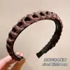 Nova tiara de tecido para mulheres, tiara plissada estilosa para lavar o rosto, alto suporte craniano, presilha de cabelo antiderrapante, acessório de cabelo de alta qualidade para lavar o rosto