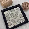Caja de Cristal Blanco Leche Natural con Exquisito Diseño de Accesorios