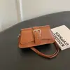 Bolso bandolera para debajo del brazo con hebilla de cinturón retro nuevo 2026, bolso baguette con solapa estilo motocicleta para mujer, bolso de hombro simple y elegante