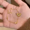 "Bailando" Pulsera Medieval Italiana Cepillada con Calados de Mariposa y Diamantes Verdes, Diseño de Nicho y Sensación de Alta Gama