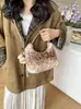 Bolso bandolera de un solo hombro con forma de media luna esponjosa, nueva colección otoño/invierno 2026, bolso de peluche para la escuela y el trabajo, bolso de un solo hombro de nicho para llevar debajo del brazo