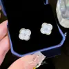 2026 Nuevos Pendientes Versátiles Blancos de Nácar con Forma de Flor de Cuatro Hojas para Mujer, Accesorios para Orejas Elegantes, Simples y Exquisitos de Lujo Ligero de Alta Gama