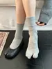 Meias de dedo básicas, cinzas, sem costura e versáteis, perfeitas com sapatos de trança; respirável e absorvente de suor, oferecendo um visual relaxado e casual; meias de cor sólida com babados