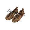Sandalias de dedo cubiertas estilo Ma de uva para mujer, verano, encaje francés con cordones, tejido hueco, zapatos planos de ballet, zapatos casuales de un solo color