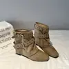 Botas de Moda de Suela Plana Aumento Interno Versátiles Nuevo Estilo Botas para Pantalón Botines Delgadas Temperamento Hebilla Cinturón Retro Otoño 2026 para Mujer