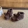Botas Pequenas de Couro com Laço Estilo Retrô para Meninas 2026 Outono/Inverno Novos Sapatos Infantis Macios, Confortáveis e Quentes com Forro de Veludo