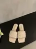 Sandálias Femininas Únicas de Tecido Plano Slip-On, Adequadas para Uso ao Ar Livre, Novas Sandálias de Praia Macias para o Verão 2026