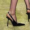 Sapatos de Salto Alto para Mulheres 2026 Outono e Inverno Novo Estilo Francês Preto Bico Fino Sexy Couro Envernizado Fivela de Metal Salto Agulha Sandálias