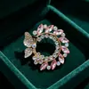 Broche Borboleta Colorida de Diamante Jovem Luxuoso 2026, Broche Vazado de Liga de Diamante Completa, Acessório para Terno e Vestido, Lapela