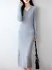 Nueva colección de otoño e invierno: Vestido de punto de manga larga con cuello en V de lana pura, con textura acanalada, corte ajustado, silueta favorecedora, versátil y hasta la rodilla.