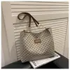 Bolsa Simples Estilo Coreano para Mulheres 2025 Inverno Nova Tendência Casual Bolsa de Ombro Grande Capacidade Bolsa Tote para Trabalho e Deslocamento