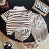 Ropa de bebé de dos piezas de manga corta con tapeta a rayas para bebé 2024 nueva ropa para niños para hombre estilo extranjero traje de verano