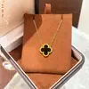 Item Popular em Live-Stream: Colar Trevo de Quatro Folhas em Concha Acrílica Banhada a Ouro para Mulheres, Estilo Levemente Luxuoso, Corrente de Clavícula da Moda com Alta Retenção de Cor