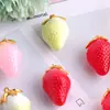 Colgantes de fresa de resina al por mayor para fabricantes, dijes para teléfono móvil y bolsos, materiales para pulseras y collares hechos a mano DIY, accesorios de frutas