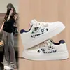 Zapatillas tipo rayo estilo Chanel para mujer, nuevo diseño popular de nicho Otoño 2026, zapatos blancos versátiles y ligeros para estudiantes