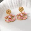 Brincos Pingente Letra Cc Inlaid em Resina com Pérola Imitação e Strass da Qingdao Daiwei Jewelry São Adequados para Uso Diário Feminino