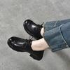Mocassins de Cadarço com Bico Arredondado Femininos Outono 2024 Novos Sapatos Baixos de Couro Bovino de Primeira Camada Estilo College Pequenos Sapatos de Couro