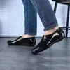 Zapatos casuales versátiles negros impermeables de corte bajo estilo coreano moda universal suela blanda de moda para mediana edad y ancianos