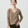 ¡Mientras más simple, más elegante se ve! Este suéter minimalista de cachemira presenta un cuello en V, un sutil patrón de jacquard y un corte holgado y elegante, lo que lo convierte en una capa base perfecta.