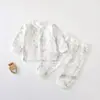 Conjunto de duas peças de algodão puro para bebê, adequado para bebês de 0 a 1 ano, inclui um cardigã de algodão Classe A e calça com botões entre as pernas ajustável, disponível para meninos e meninas