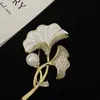 Broche Folha de Ginkgo com Gota de Óleo Pérola Dourada Nicho Elegante Pintura a Óleo Corsage Luxo Leve Alfinete Personalizado Acessório para Terno para Mulheres