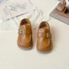 Zapatos de cuero estilo británico para niños 2026 primavera y otoño nuevos versión coreana versátiles hebilla cuadrada zapatos de vestir para niñas pequeñas y niños